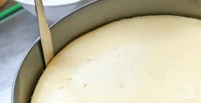 Cheesecake'i kelepçeli kalıptan dağılmadan çıkarmak için ısıtılmış bıçak kullanın.