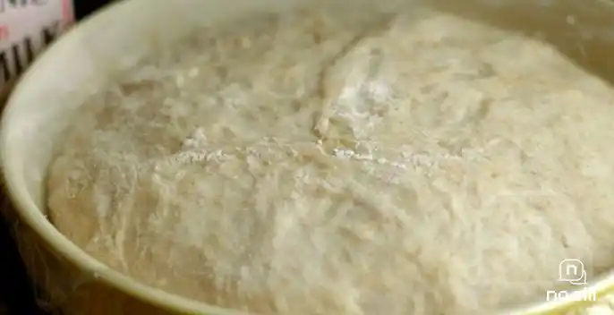 Mayanın daha iyi kabarması için bir çay kaşığı şeker ekleyin.