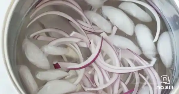 İyi bir aşçı, yemekte kullanacağı soğanların keskinliğini almak için soğuk suda bekletir.