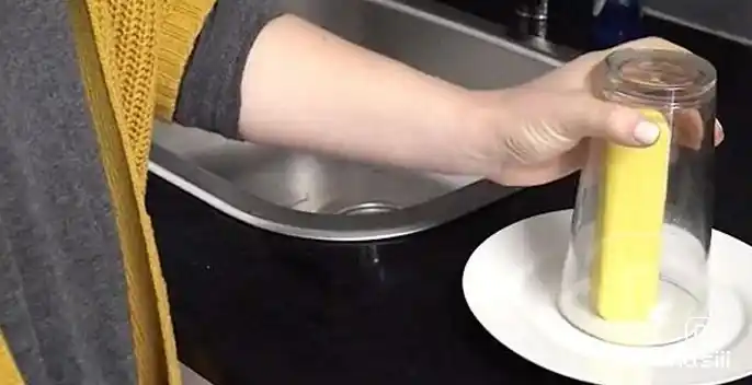 Tereyağını yumuşatmak için mikrodalgada bir bardak su ısıtın ve sonra suyu döktükten sonra bardağı tereyağının üzerine kapayın.